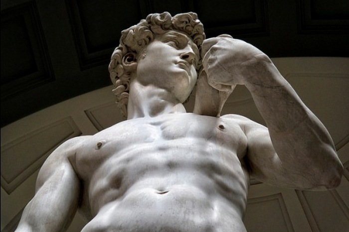 Статуя Давида, вырезанная Микеланджело, на площади Синьории во Флоренции