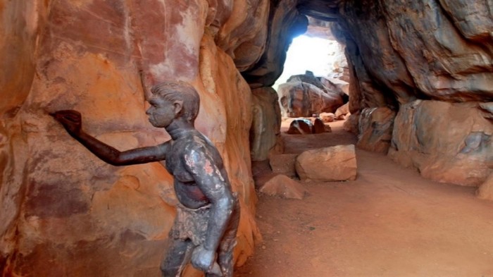 В пещере Бхимбетка