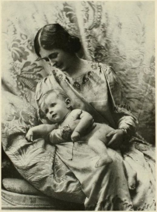 Айседора Дункан с новорожденной дочерью.