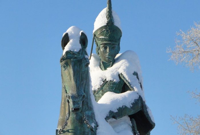 Фрагмент памятника кавалерист-девице Надежде Дуровой, установленного в Елабуге.