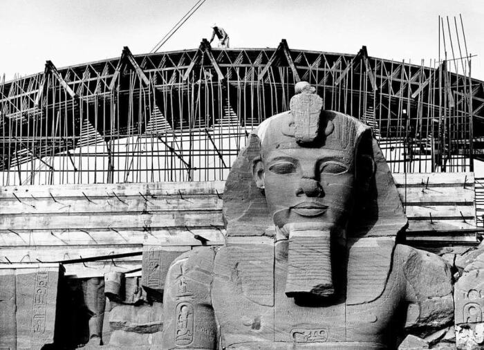 Голова и торс колоссальной статуи Рамсеса II, воссозданной на новом месте.