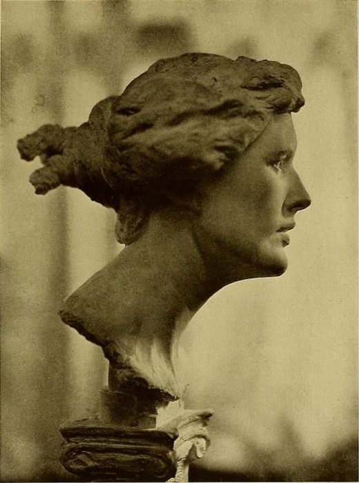 Фрина, бронзовый бюст работы Эмиля Фукса.