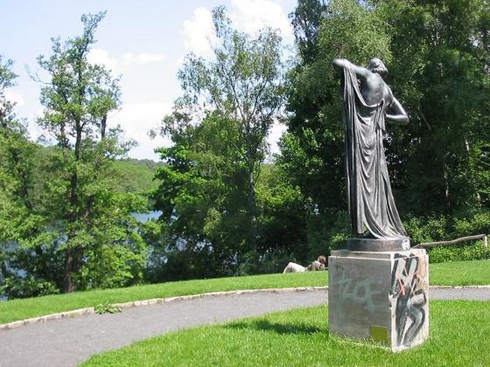 Статуя Фрины в парке Пауль-Эрнст в Берлине