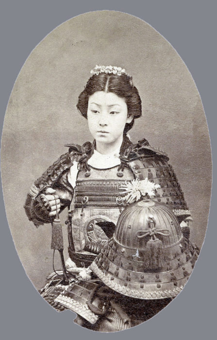 Женщина-воин с шлемом кабуто.