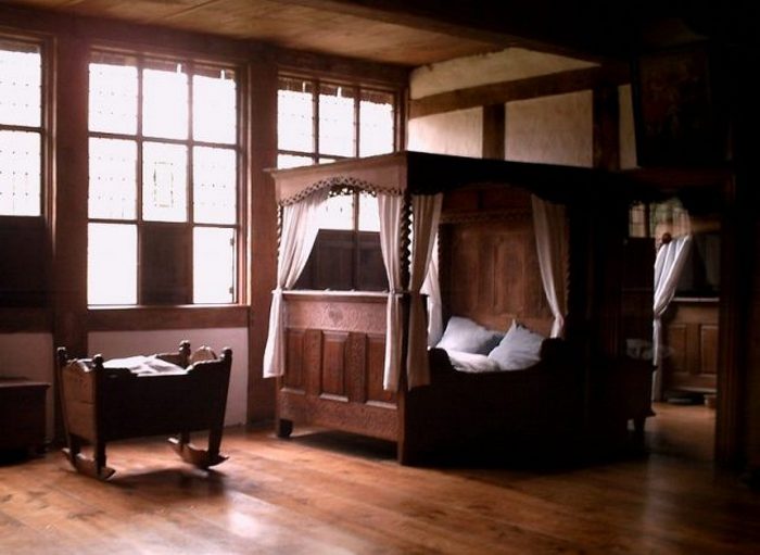 Средневековая кровать.