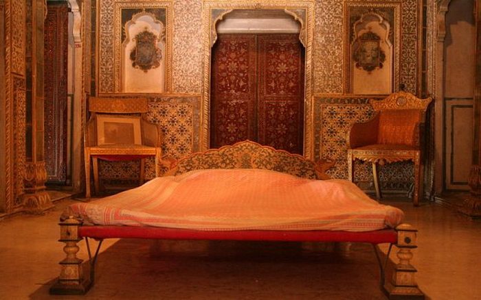 Королевская спальня в Чандра Махал.