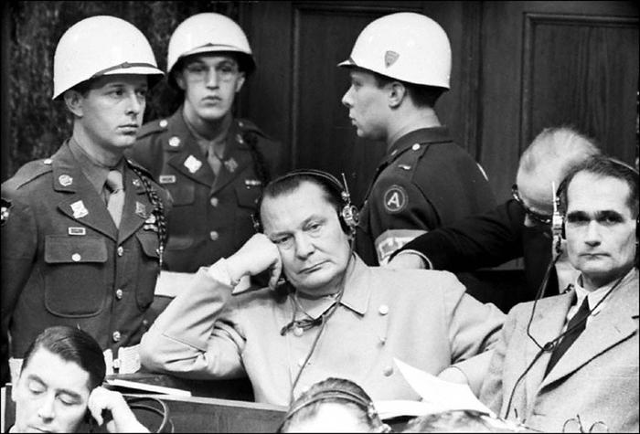 Герман Геринг и Рудольф Гесс на Нюрнбергском трибунале.
