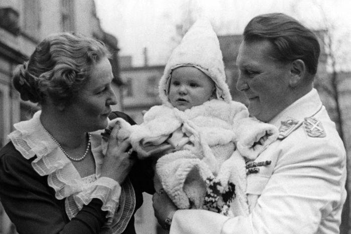 Герман Геринг с женой и дочерью.