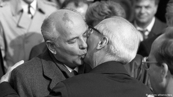 Последний советский поцелуй Хонеккера.