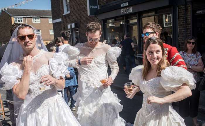 Британцы на Уилтон-Уэй в Лондоне отмечают свадьбу своего принца.