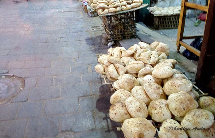 Традиционный египетский хлеб эйш на улочках рынка Хан-эль-Халили.