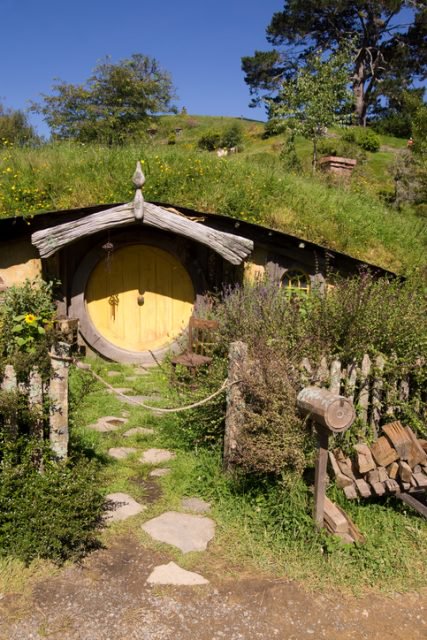 Матамата, Новая Зеландия - 7 января 2013 года. Вход в дом хоббита. Ранее использовавшийся в съемках фильмов «Властелин колец» и «Хоббит», он был сохранен для туристов. Эта «хоббичья нора» была резиденцией персонажа Сэм.