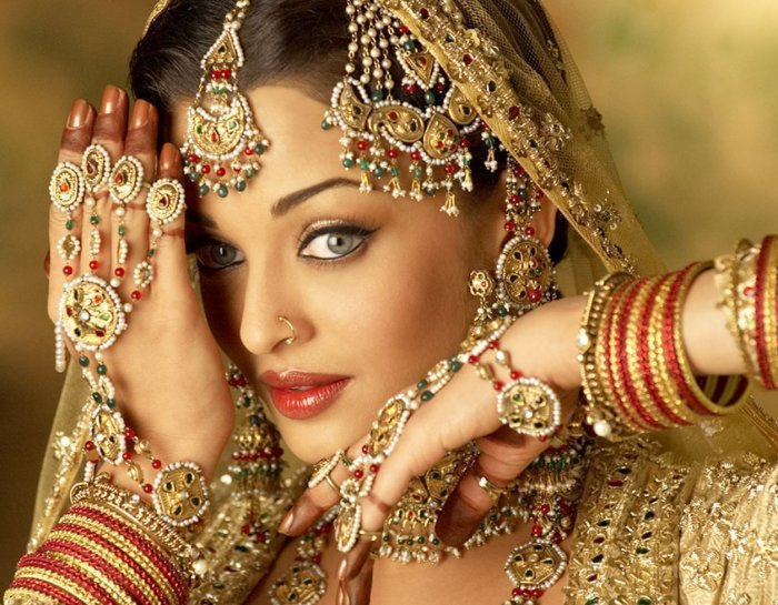 Индийская красавица в традиционных украшениях.
