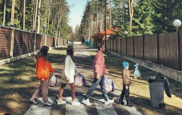 Семья футболиста Кержакова косплеит обложки музыкальных альбомов.