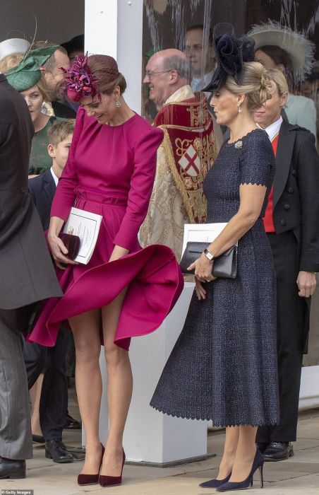 Ветер поднял юбку герцогини Кейт. Но с королевой такое не случится.