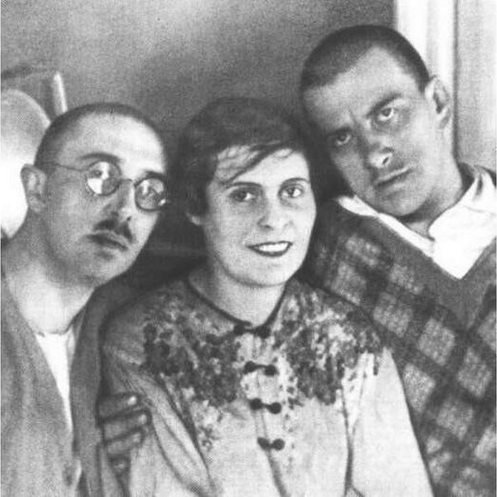 Супруги Брик и друг семьи Владимир Маяковский.