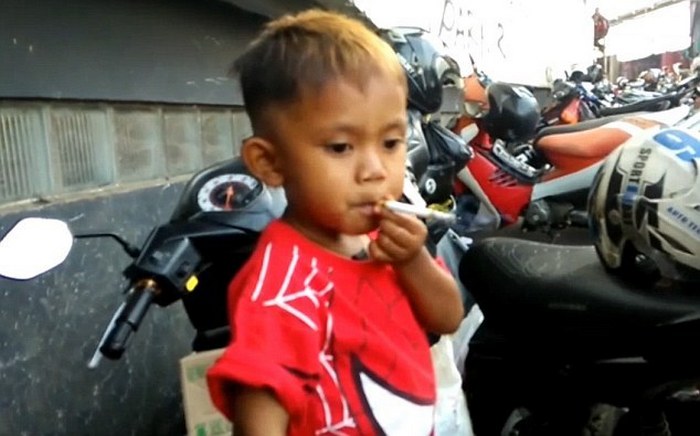 Рапи Ананда Памунгкас - 2-летний курильщик.