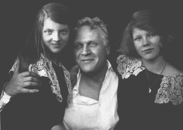 Федор Шаляпин с дочерьми Мариной и Марфой.