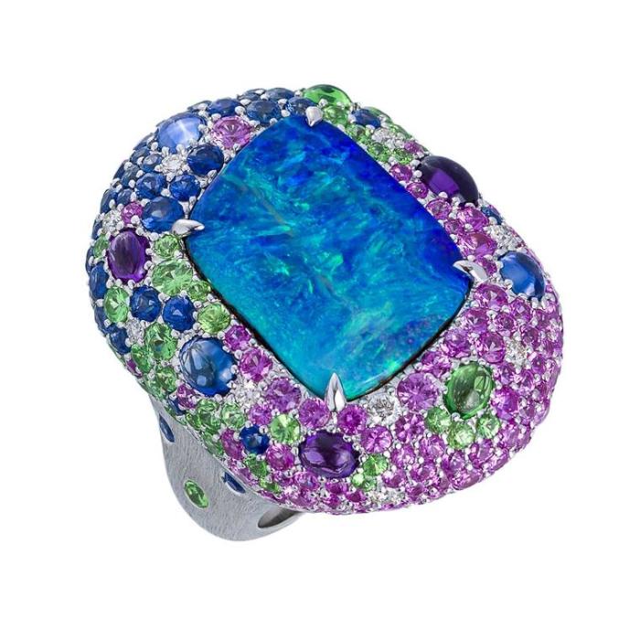 Опал Margot McKinney Lightning Ridge и разноцветное коктейльное кольцо из драгоценных камней (35 000 долларов).