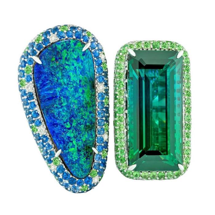 Двойное кольцо Margot McKinney с двухцветным зеленым турмалином и австралийским опалом Lightning Ridge.