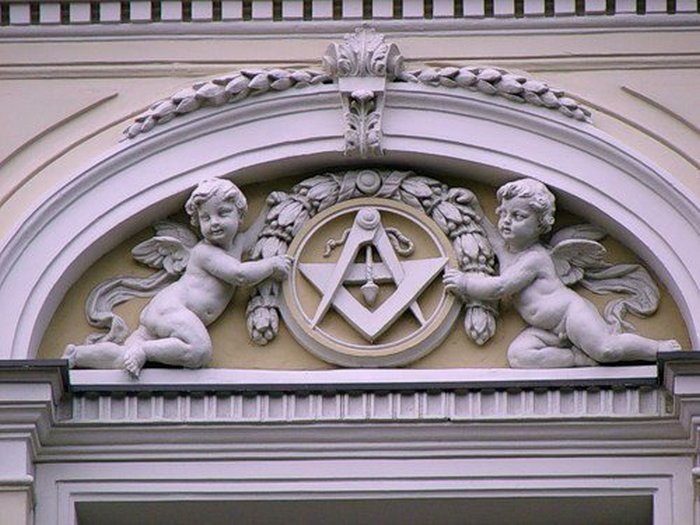 Масонские символы на одном из московских зданий.
