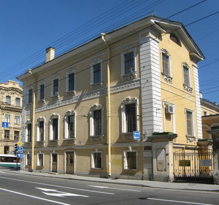 В этом доме жила известная всему Петербургу старая княгиня Наталья Петровна Голицына.