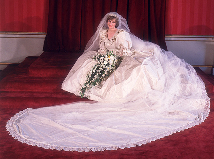 Принцесса Диана в свадебном платье.