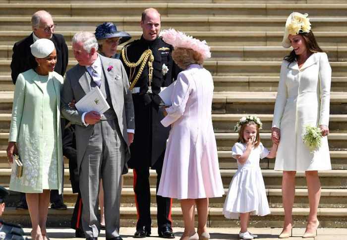 Мать Меган Дориа Рагланд (слева) стоит рядом с принцем Чарльзом, Камиллой, Джорджем, Уильямом, Шарлоттой и Кейт на ступенях часовни Святого Георгия после бракосочетания.