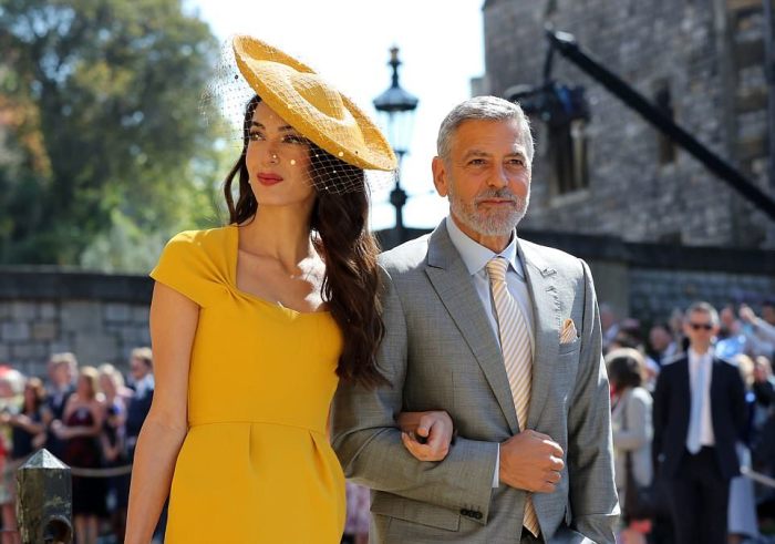 Легенда Голливуда Джордж Клуни выбрал галстук и платок в тон желтого платья своей супруги.