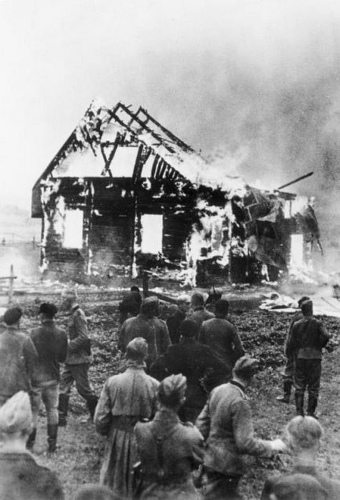 Немецкие солдаты и местные жители наблюдают за поджогом литовской синагоги, 9 июля 1941 года. Фото Бундесархива.