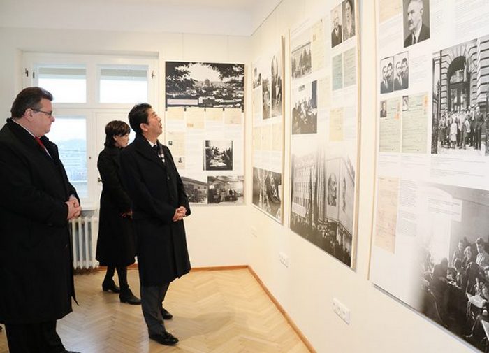 Премьер-министр Синдзо Абэ во время визита в бывшее японское консульство в Литве, где Тиунэ Сугихара работал вице-консулом.