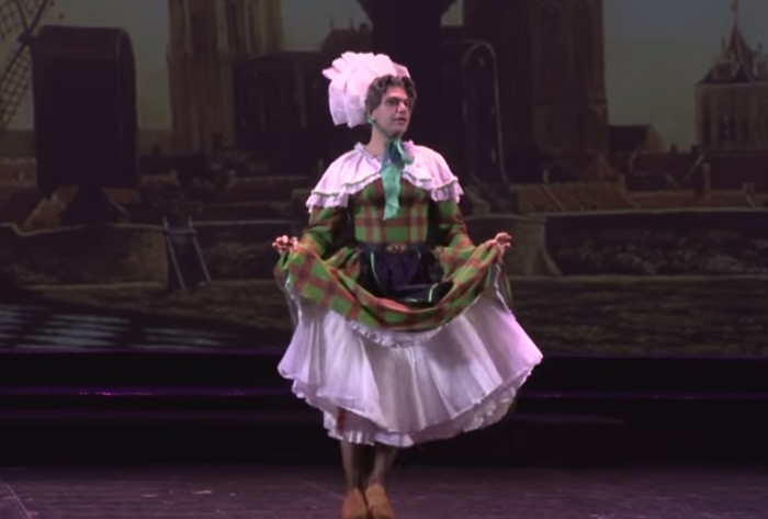 Николай Цискаридзе в женском платье исполняет «Танец в сабо».