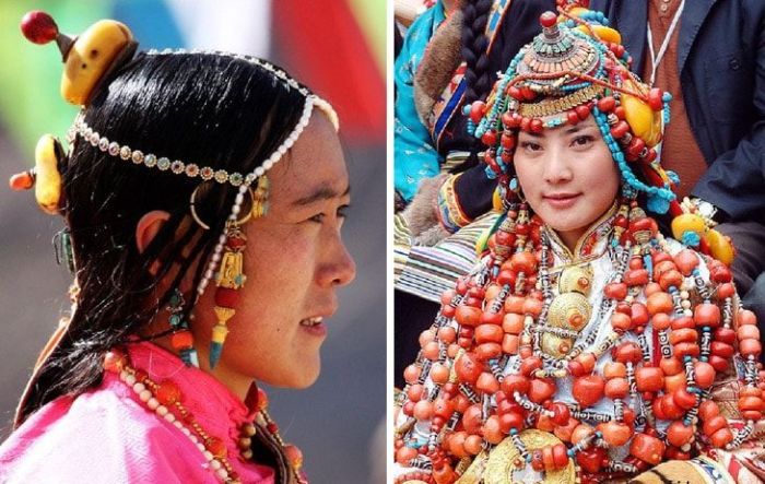 Женщины в традиционных тибетских украшениях.