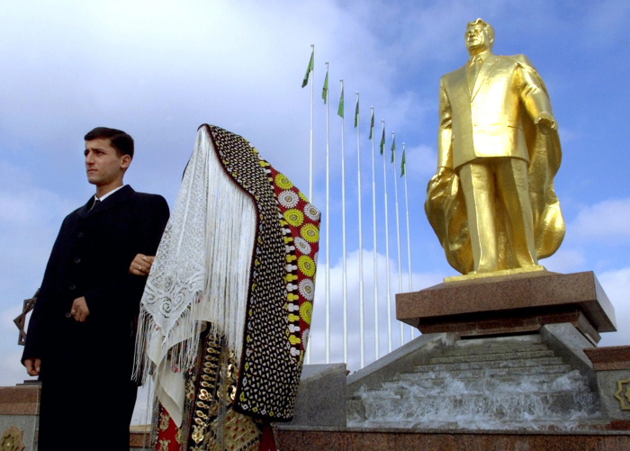 По всей стране установлено около 14 000 скульптур и памятников Туркменбаши, многие из которых золотые.