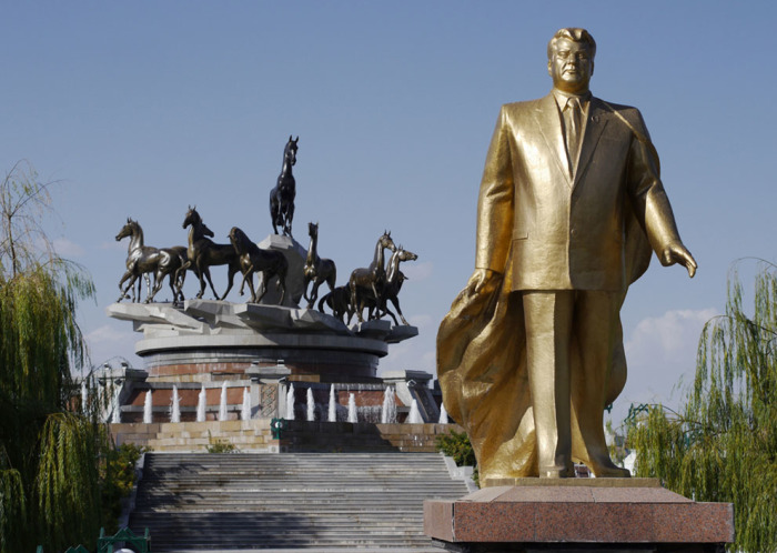 Одна из многочисленных золотых статуй бывшего президента Сапармурата Ниязова. Сзади него другой памятник, посвящённый лошадям ахалтекинской породы, которые являются национальным символом Туркменистана.
