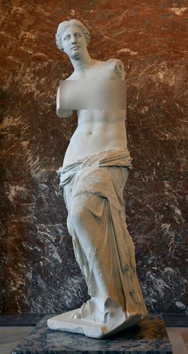 Венера Милосская на выставке в Лувре.