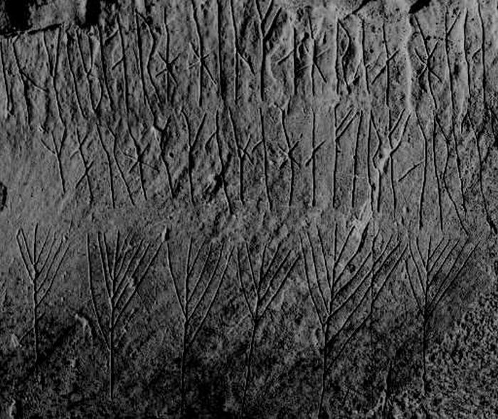 Руны XII века, вырезанные внутри пирамиды из камней