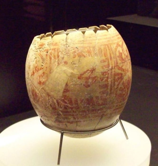 Древнее страусиное яйцо, датируемое железным веком, украшенное нарисованными красными линиями.