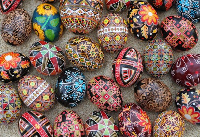 Яркая коллекция традиционных украинских пасхальных яиц.