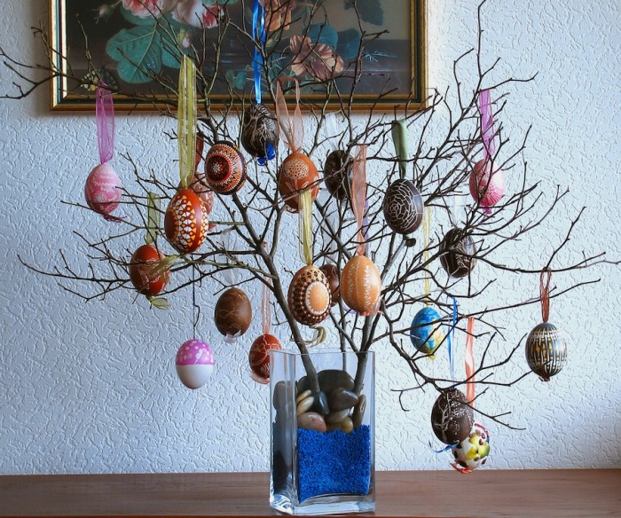 В некоторых странах, включая Швецию, Норвегию и Германию, яйца, подвешенные на ветвях деревьев, используются как украшение стола.