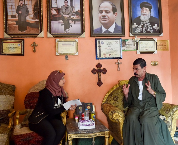 Главный мусорщик Египта Шехат аль-Макдис беседует с корреспондентом.