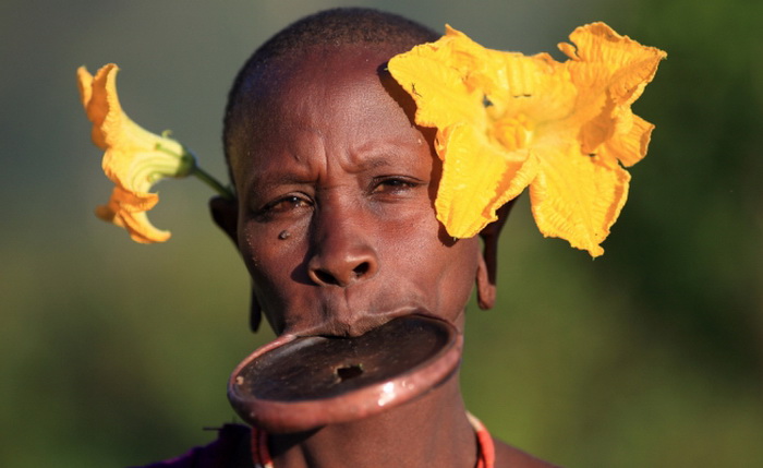 Тарелка в губе женщины (Эфиопия)