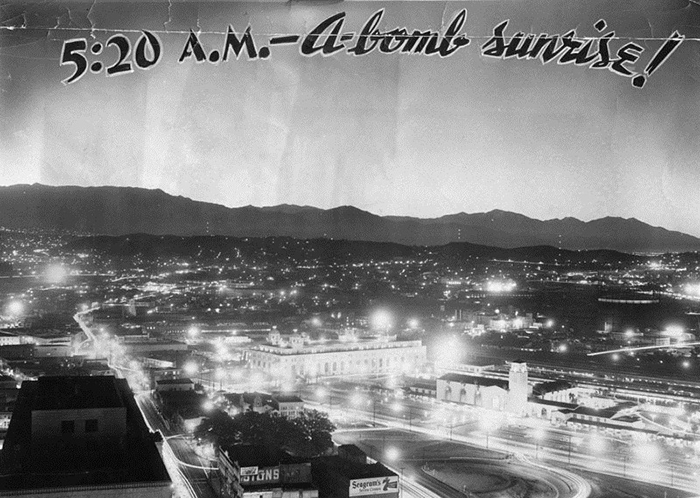 Волна света освещает Лос-Анджелес. Атомный взрыв 7 марта 1955 года, 5:20. Вспышка длилась 20 секунд