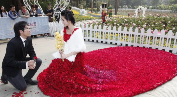 Свадебное платье из 9999 алых роз