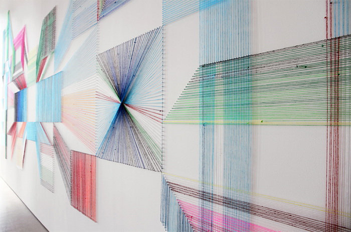 Инсталляция Wake and Wonder из разноцветных шерстяных ниток