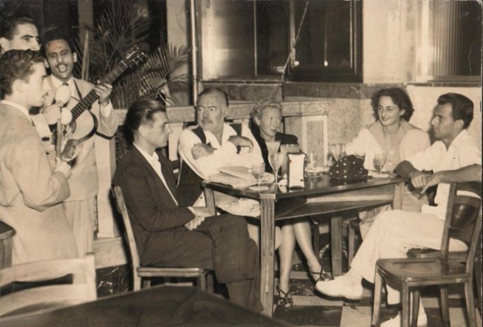 Мэри Хемингуэй сидит между Эрнестом и Адрианой. Фотография сделана на Кубе.