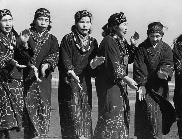 Женщины народности айну