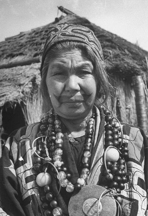 Необычная улыбка женщин народности айну