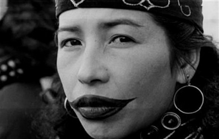 Необычная татуированная улыбка женщин народности айну