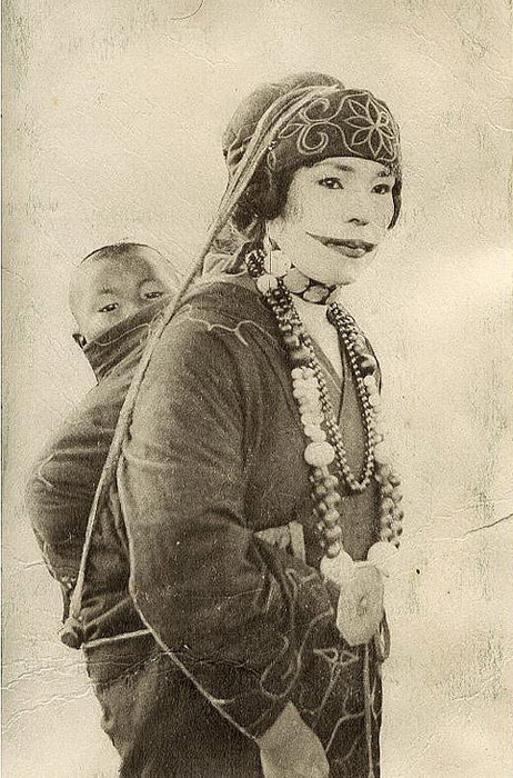 Необычная улыбка женщин народности айну